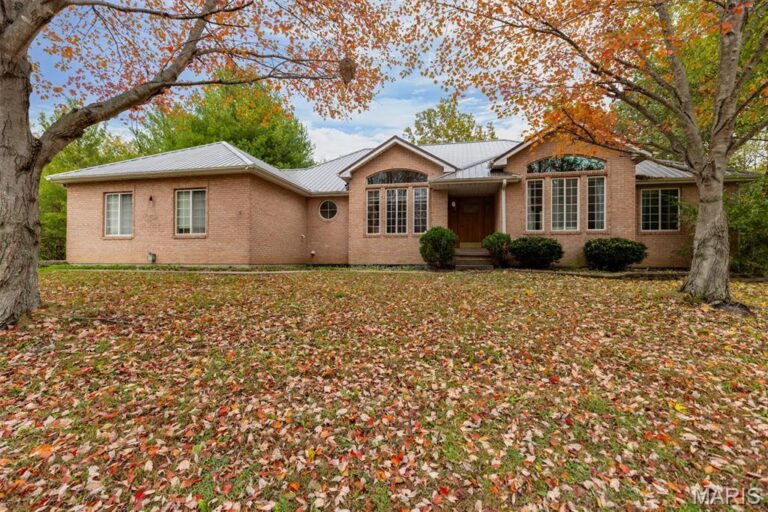 2 Deer Hollow Lane