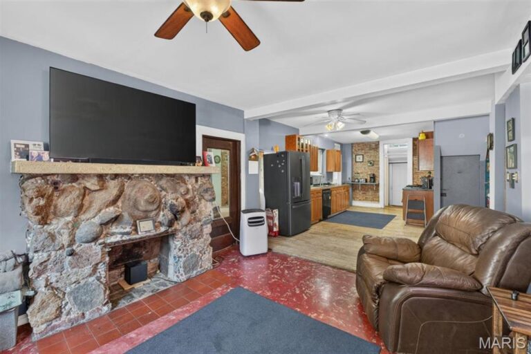327 3rd Street