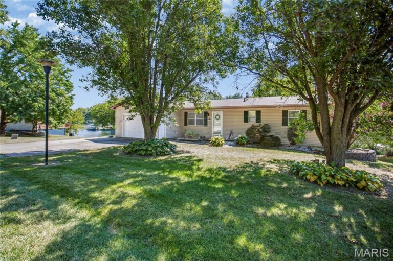 712 Riviera Circle