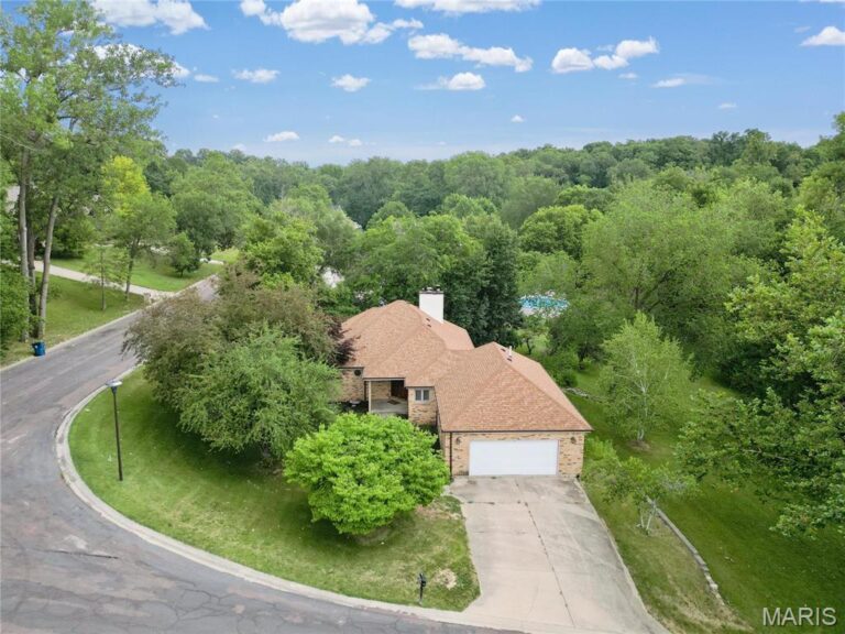 102 Hillside Court