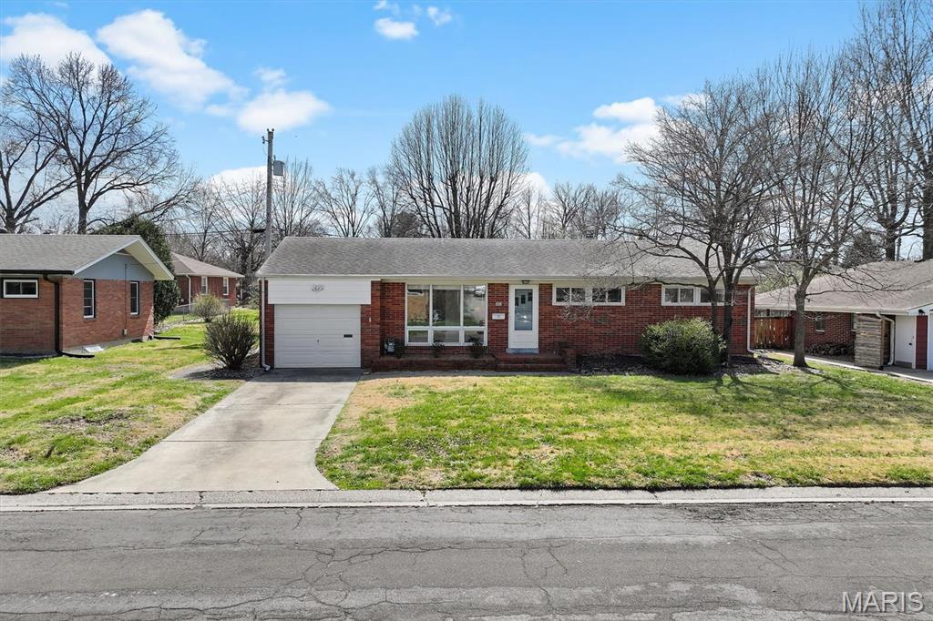 628 Roanoke Drive, Edwardsville IL — Photo 1