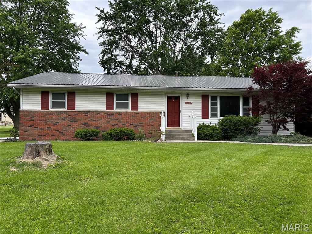 316 Loomis Lane, Carlinville IL — Photo 1