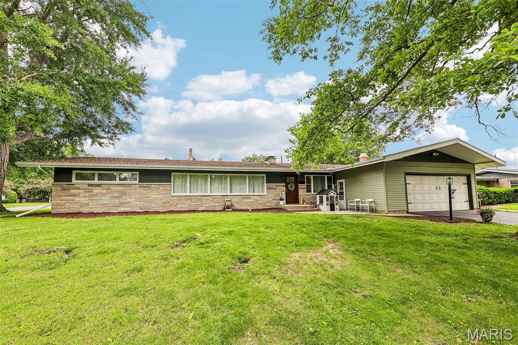 1 Crestwood Drive, Carlinville IL — Photo 1