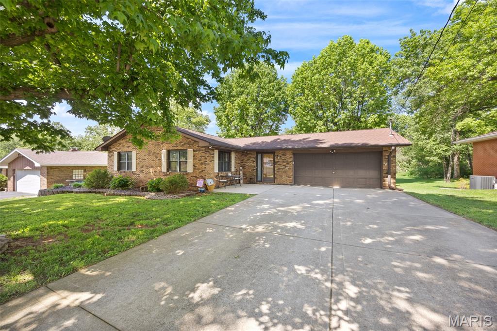 2103 Golfview Drive, Collinsville IL — Photo 1