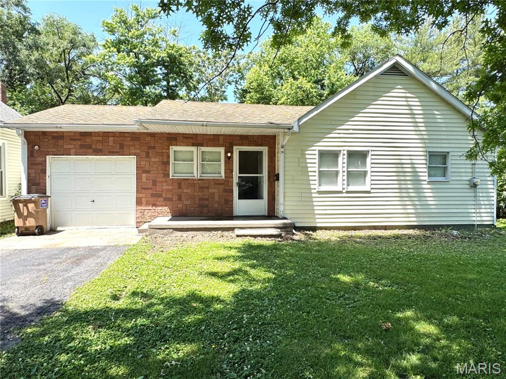 405 Van Buren Street, Litchfield IL — Photo 1