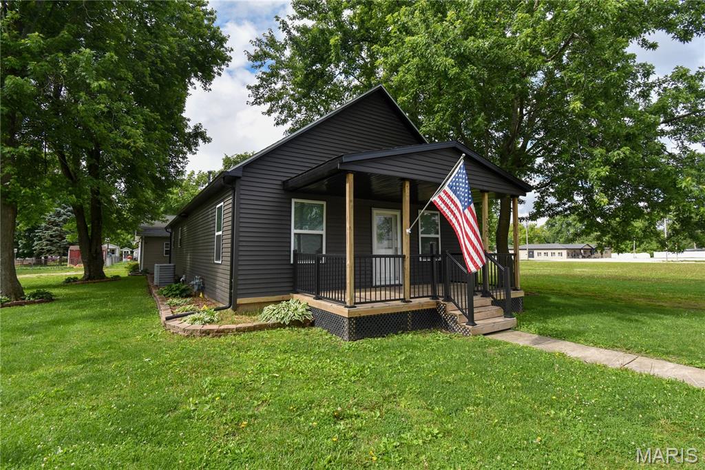 2210 Frey Avenue, Hillsboro IL — Photo 1