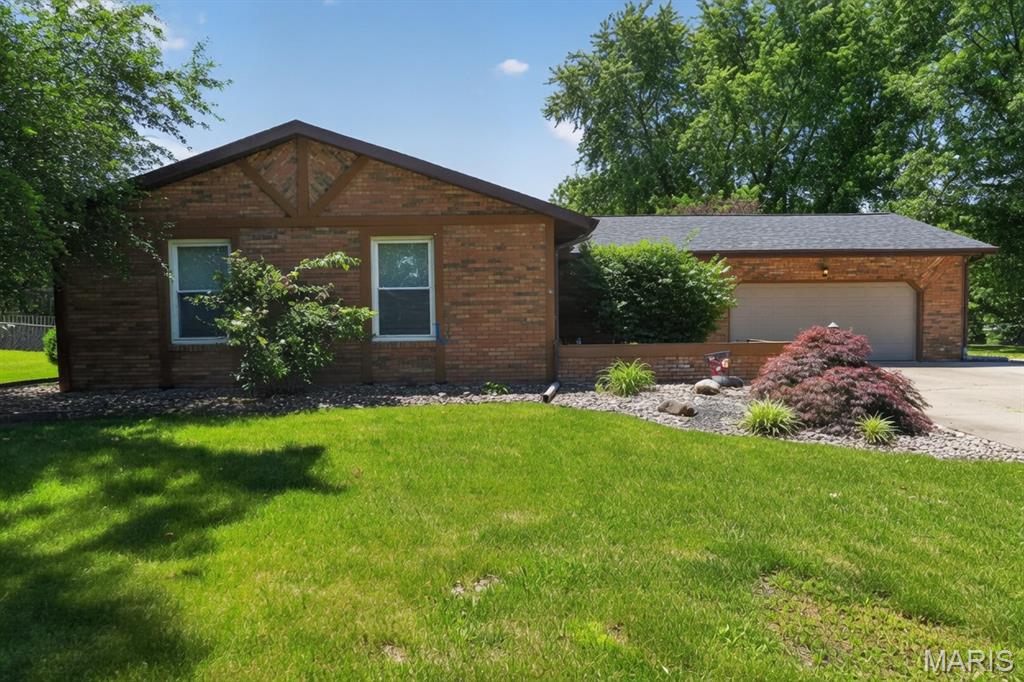 802 Miller Drive, Staunton IL — Photo 1