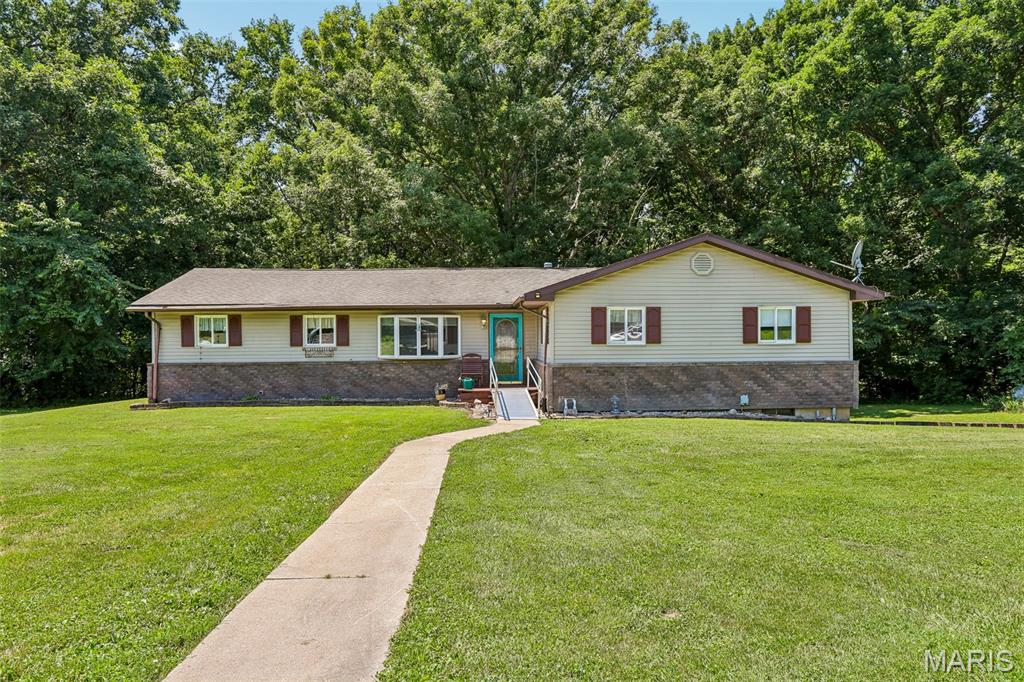 135 Duffs Lane, Hillsboro IL — Photo 1