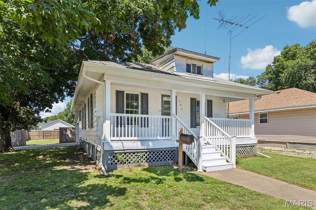 304 Chiles Street, Carlinville IL — Photo 1