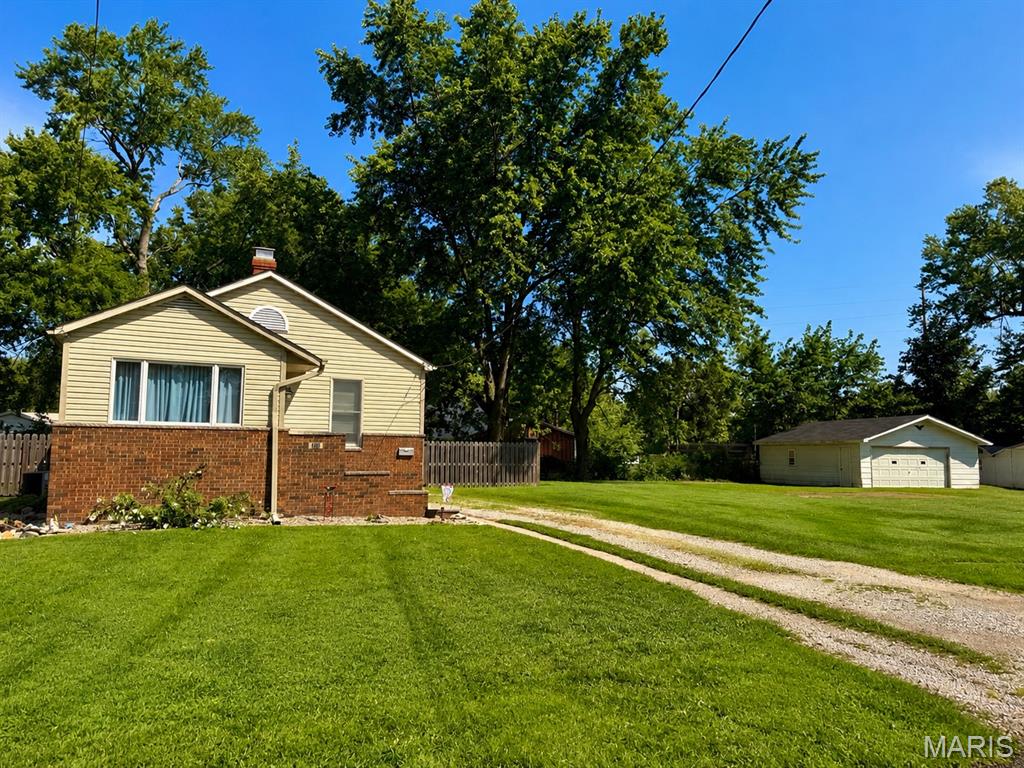 411 CHESTNUT, Gillespie IL — Photo 1