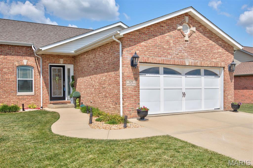 125 Warren Manor, Unit B, Highland IL — Photo 1