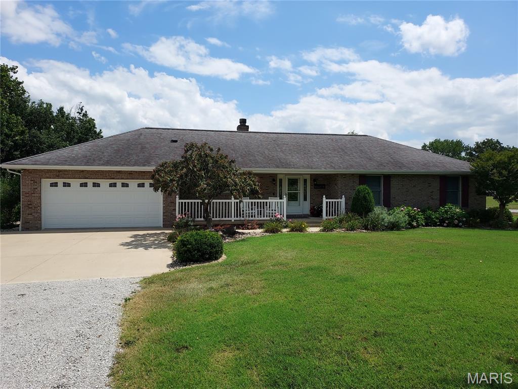 1442 Sunrise Point, Greenville IL — Photo 1