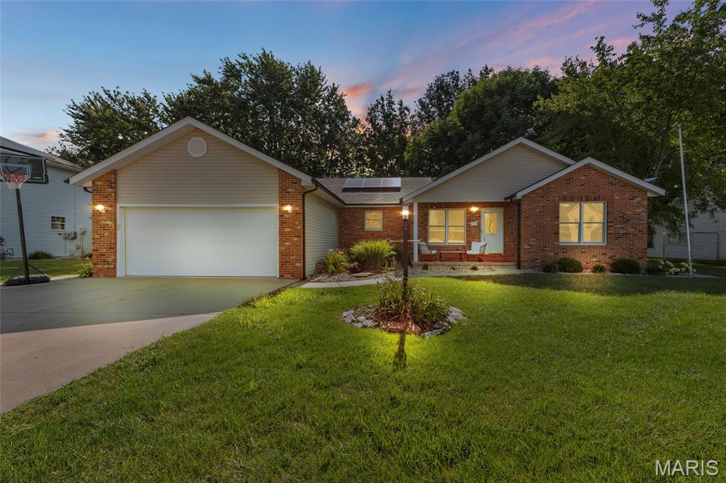 719 Stonecreek Drive, Staunton IL — Photo 1