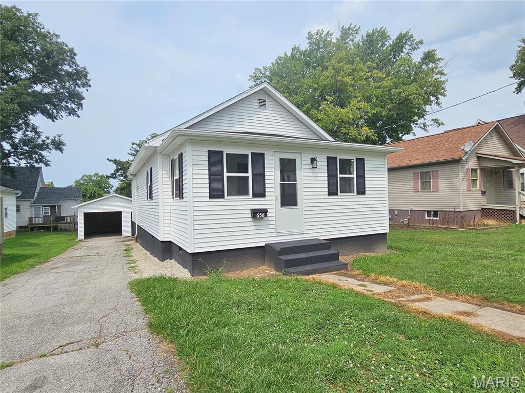 658 Eccles Street, Hillsboro IL — Photo 1
