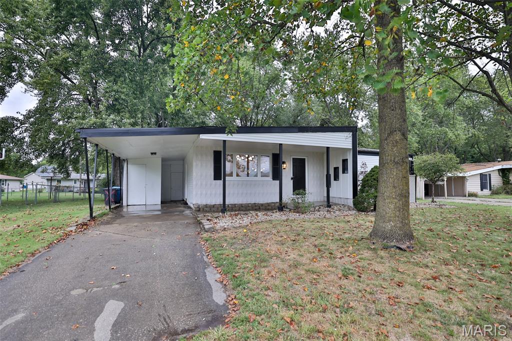 1022 Helvetia Drive, Highland IL — Photo 1