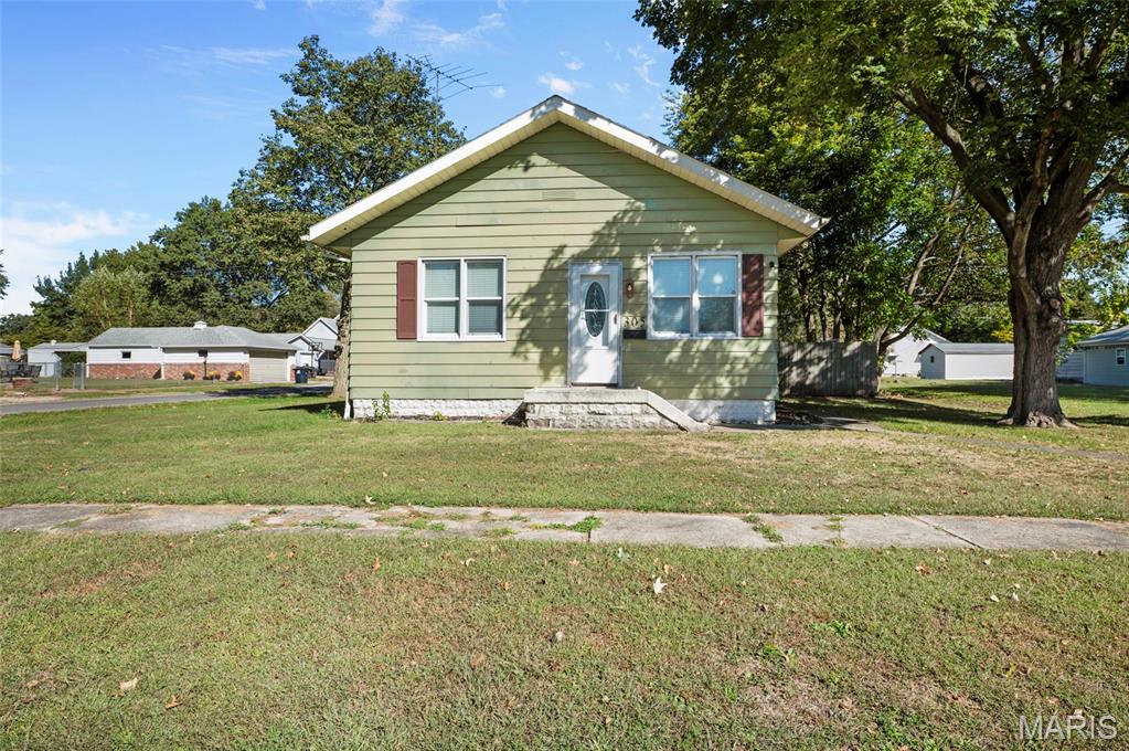 305 Wilson Avenue, Gillespie IL — Photo 1