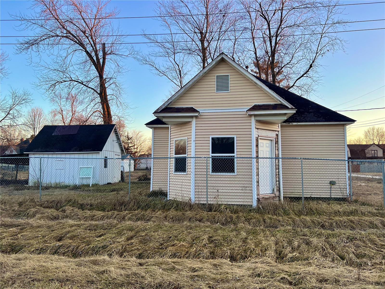 700 702 Broadway Street, Bellflower MO — Photo 1