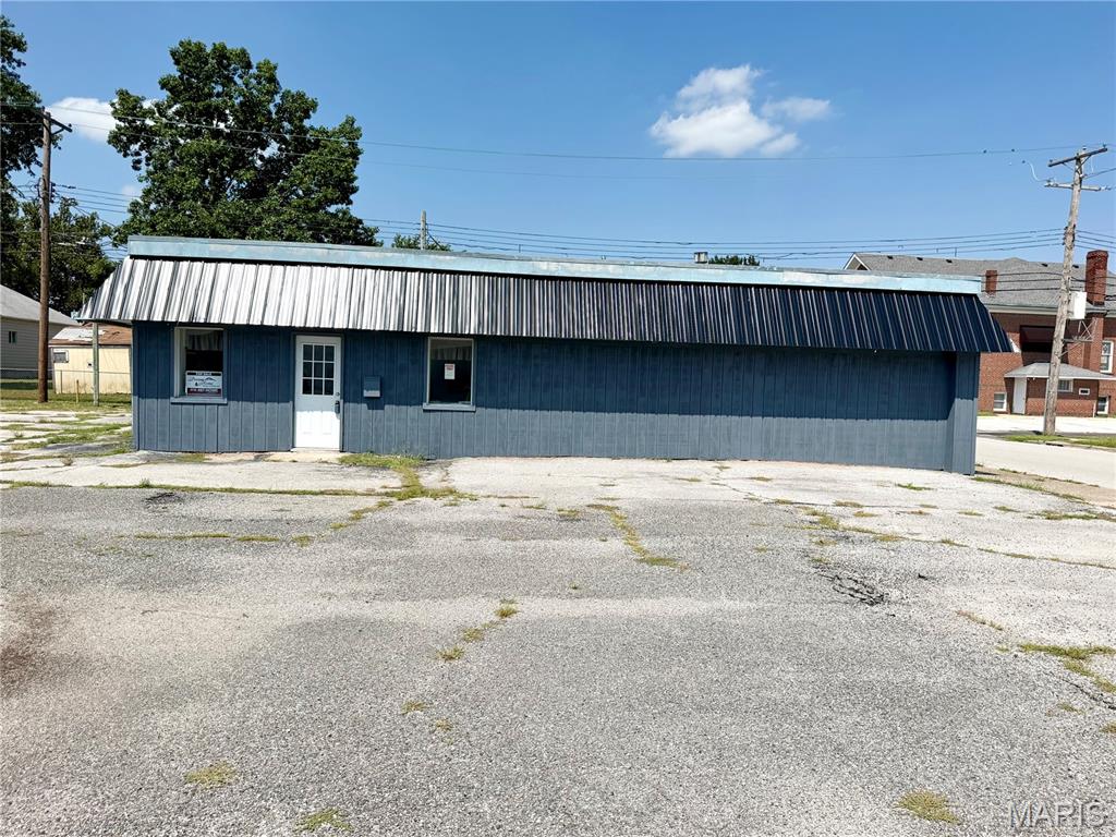 265 Ferguson Avenue, Wood River IL — Photo 1